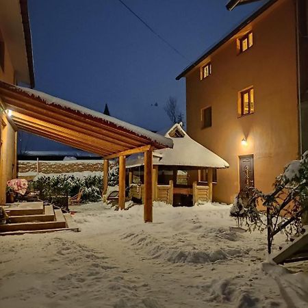 Guest House Mandrivnyi Rooms&Apartments Yasinya Exterior photo