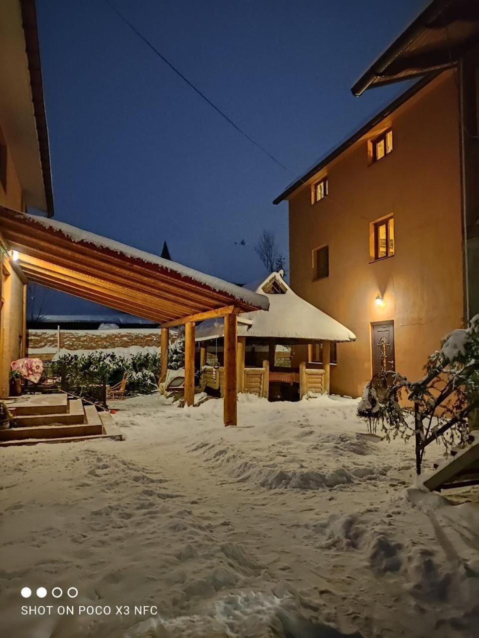 Guest House Mandrivnyi Rooms&Apartments Yasinya Exterior photo