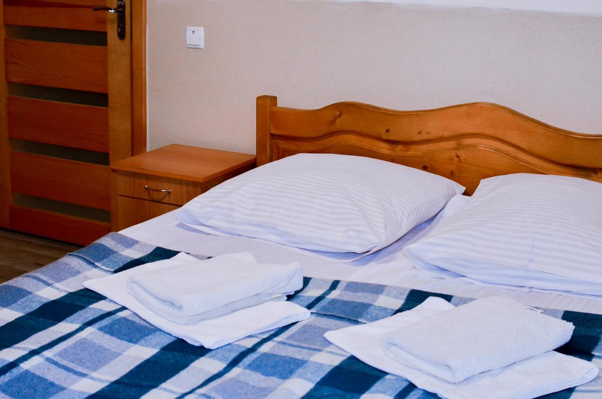 Guest House Mandrivnyi Rooms&Apartments Yasinya Exterior photo