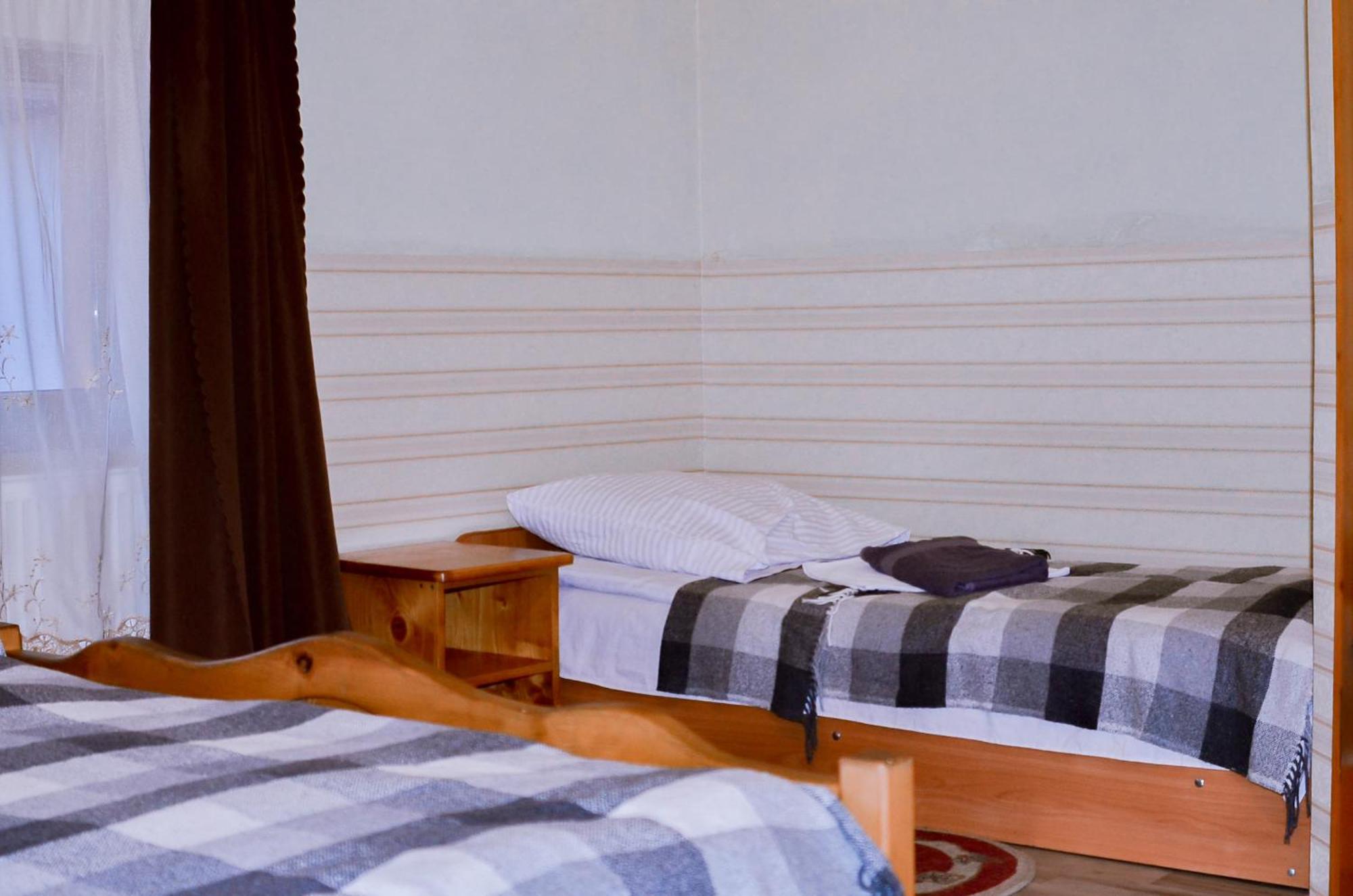 Guest House Mandrivnyi Rooms&Apartments Yasinya Exterior photo